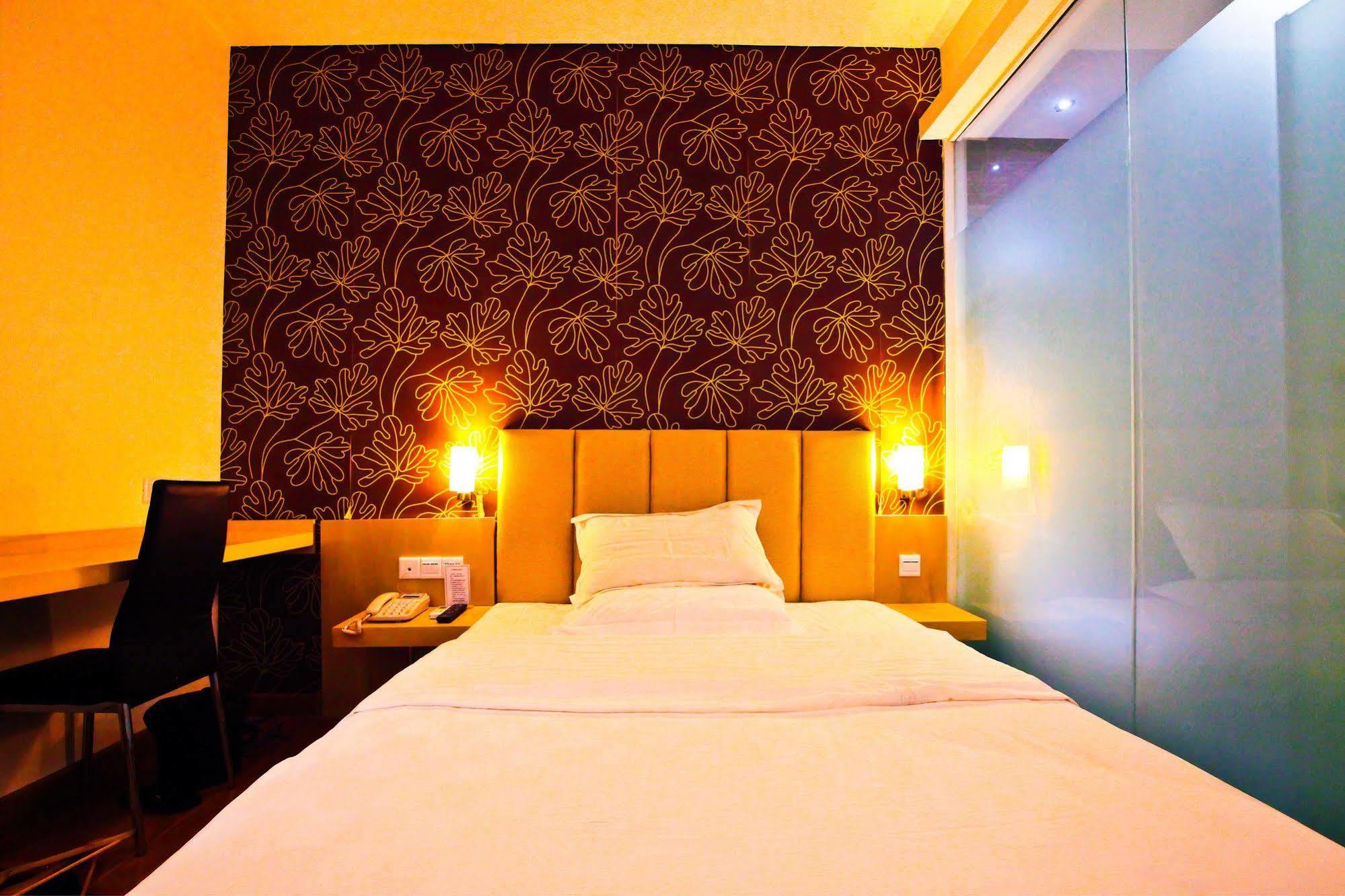 Tavernew Hotel Canton Extérieur photo